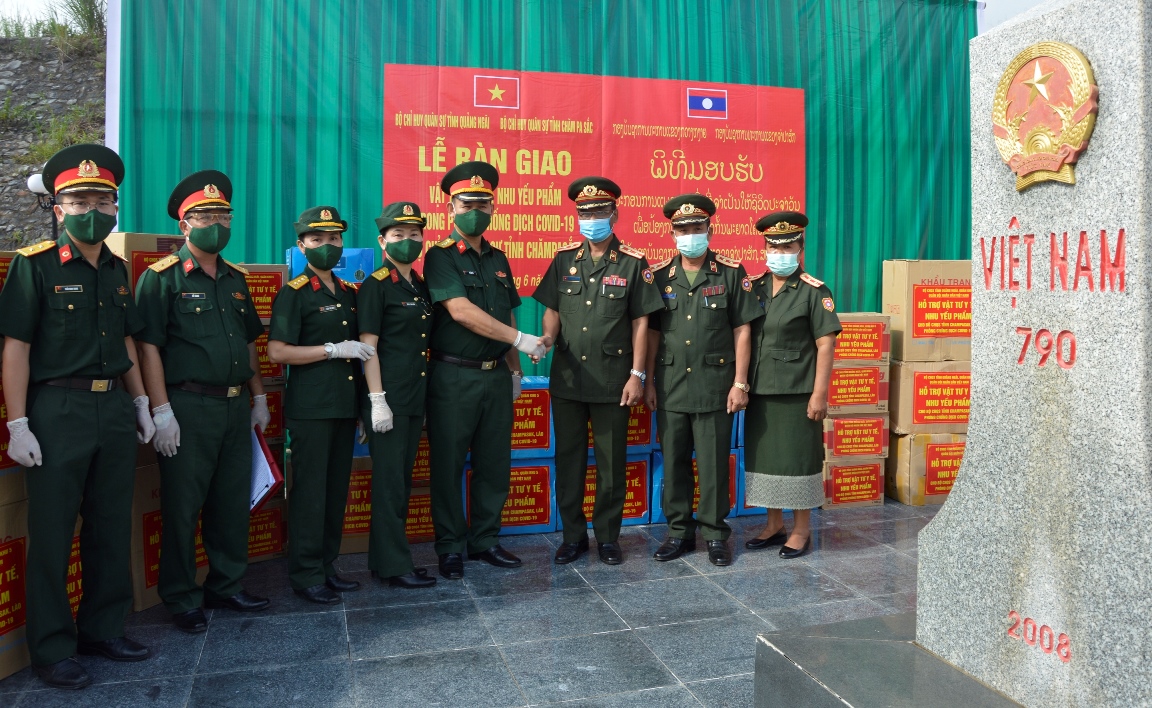 Trao trang thiết bị, vật tư y tế phòng, chống dịch Covid-19 tặng nước bạn Lào